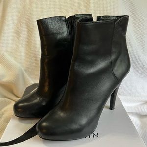 Nine West heeled booties black